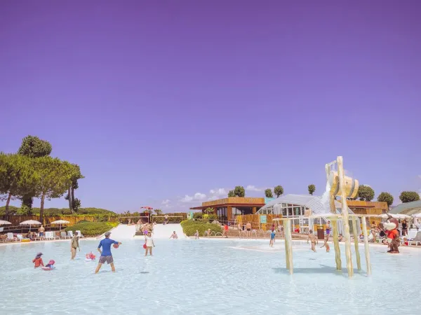 Personnes jouant dans la piscine du Roan camping hu Park du village d'Albatros.