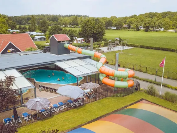 Vue de dessus de la piscine du Roan camping 't Veld.