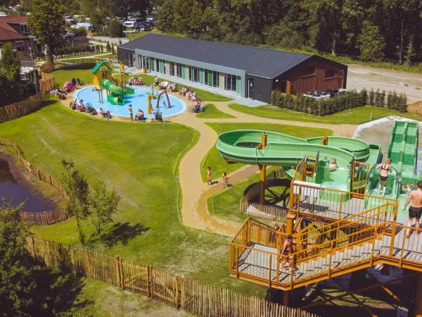 Vue d'ensemble de la nouvelle piscine couverte, de l'aire de jeux d'eau et des toboggans à Marvilla Parks Kaatsheuvel.