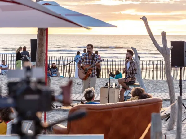 Animation au soleil du soir sur la plage du camping Roan Atlantic Club Montalivet