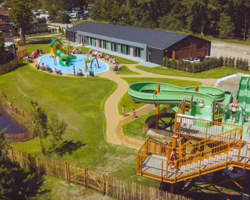 Vue d'ensemble de la nouvelle piscine couverte, de l'aire de jeux d'eau et des toboggans à Marvilla Parks Kaatsheuvel.