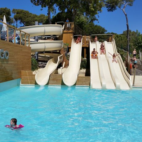 Camping avec toboggan directement au bord de la mer